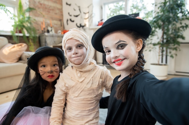 Makijaż na halloween dla dzieci i dorosłych, inspiracje i straszne propozycje